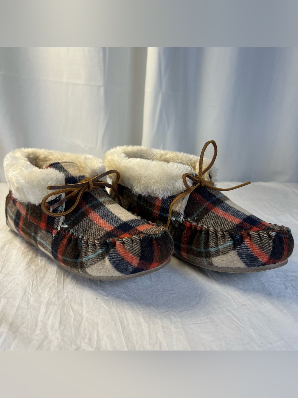 Minnetonka Chrissy Women’s sz9 Cream Faux Fleece-Lined Plaid Moccasin Slippers
